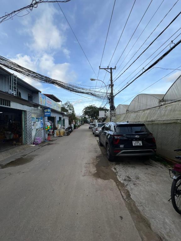 大叻SAKURA House ĐÀ LẠT的路边有汽车的街道