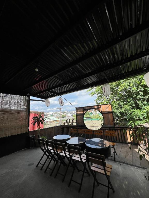 大叻SAKURA House ĐÀ LẠT的一个带桌椅的庭院和窗户。