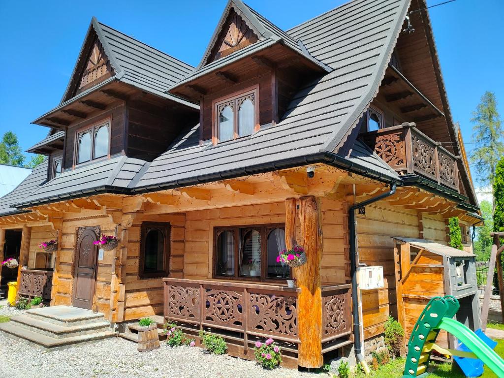 乔乔洛U Dziadka的一间小木房子,设有 ⁇ 盖屋顶