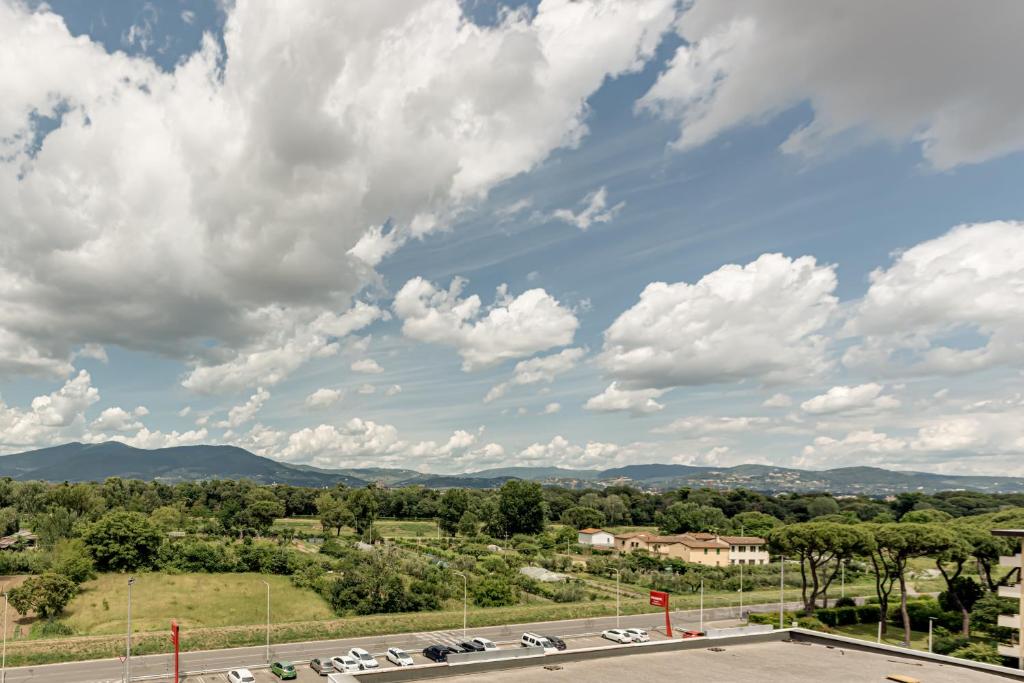 佛罗伦萨Balcone sul Verde - Sweet Dreams in Florence的公路上汽车的景观