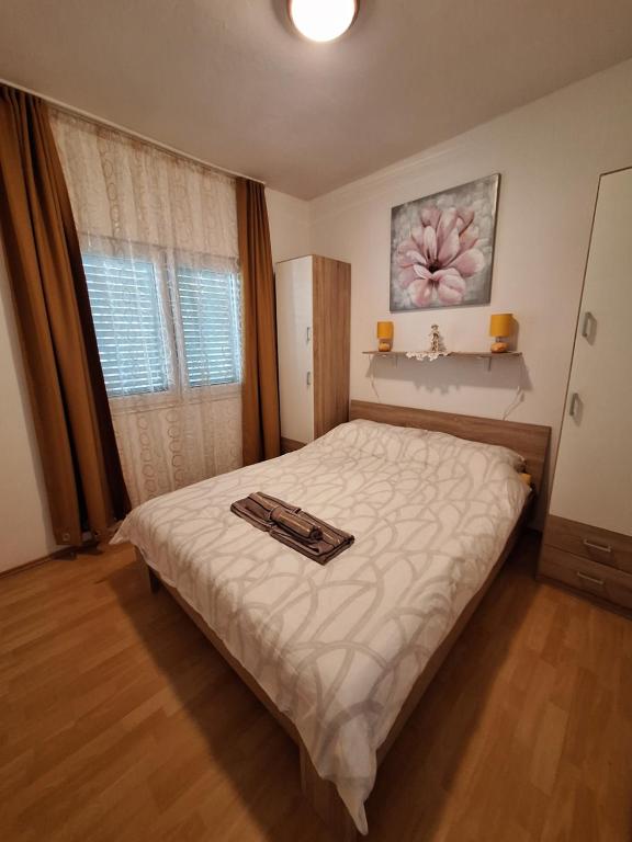 卡尔卢巴格Villa Vesna, 70m from beach的一间卧室配有一张床,上面有托盘