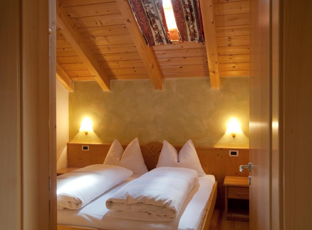 圣马蒂诺-因巴迪亚L'GROF - AL CONTE的一间卧室配有两张带白色枕头的床