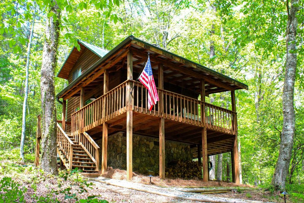 索蒂纳科奇Sautee Nacoochee Mtn Paradise with Spacious Deck!的上面有美国国旗的树屋