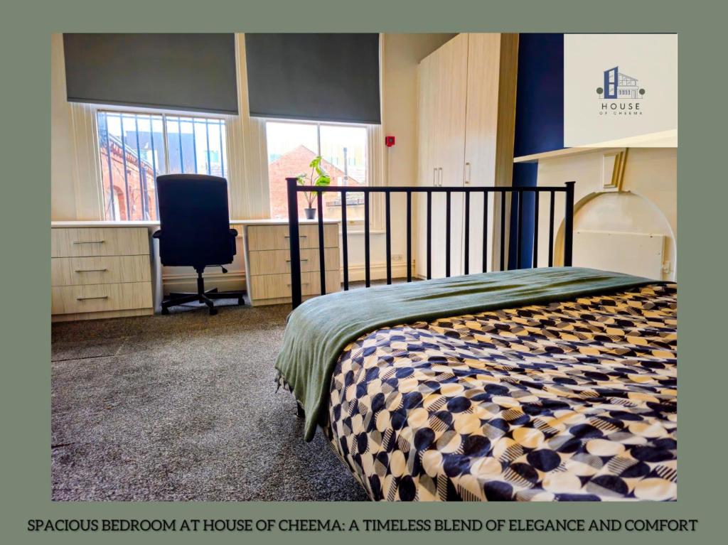 利兹Lil Victorian Classic Group Home的卧室配有一张床、一张书桌和窗户。