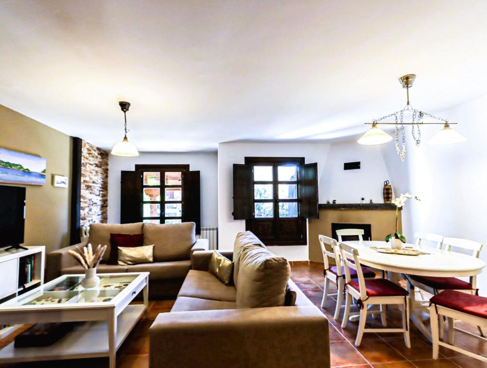 哈卡Sol Badaguas Jaca的客厅配有沙发和桌子