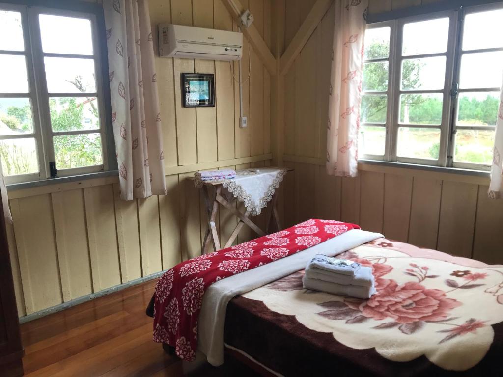 Rio ForcaçãoGasthaus Heimat的一间设有床铺的卧室,位于带窗户的房间内