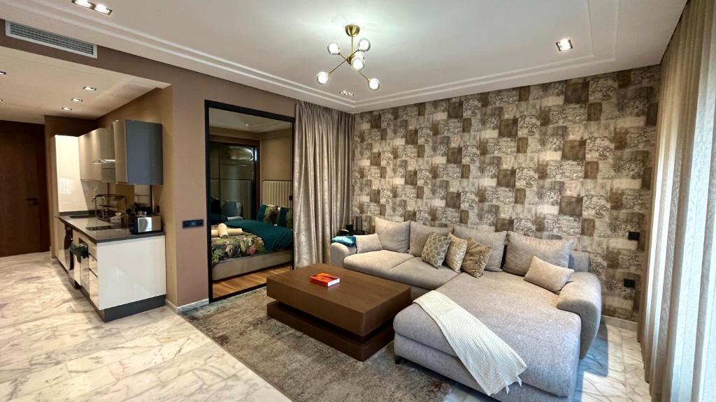 卡萨布兰卡Les Joyeux Luxury Suites & Appart的客厅配有沙发和桌子