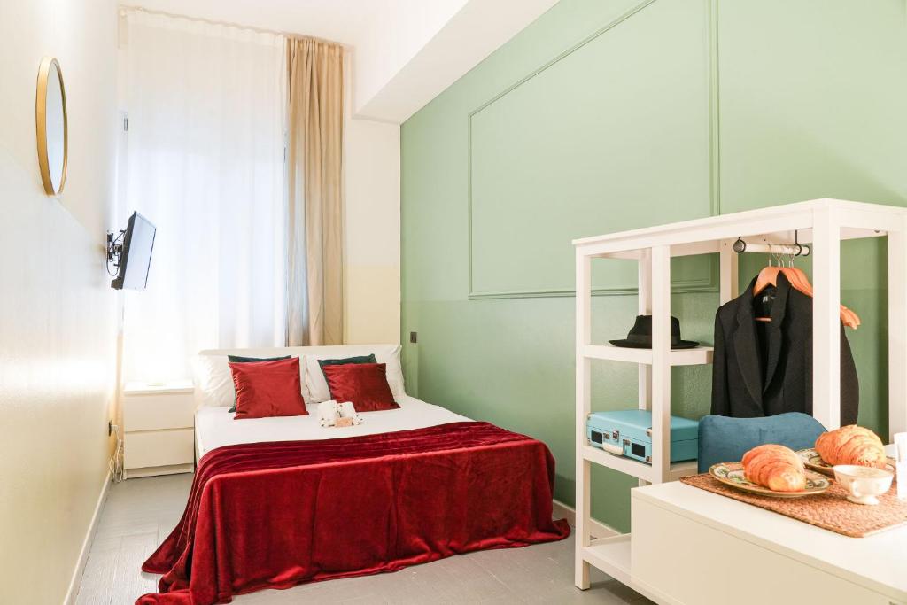 都灵Maison Métropole Turin的小房间,设有床架