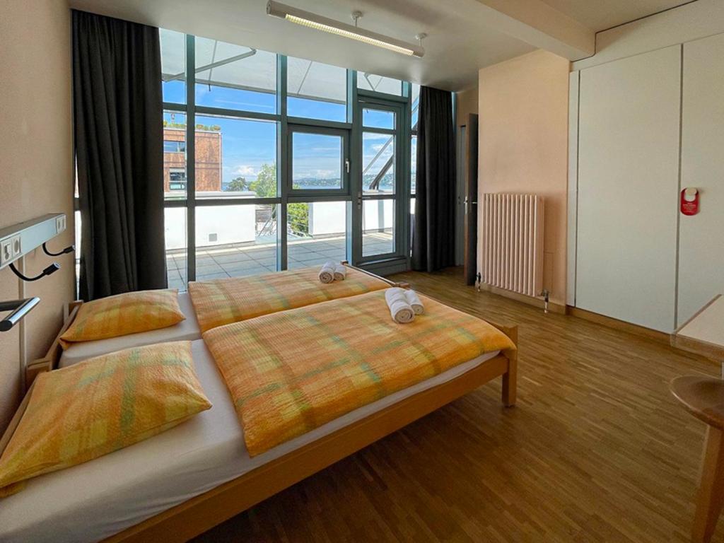 日内瓦日内瓦旅舍的一间卧室设有一张大床和大窗户