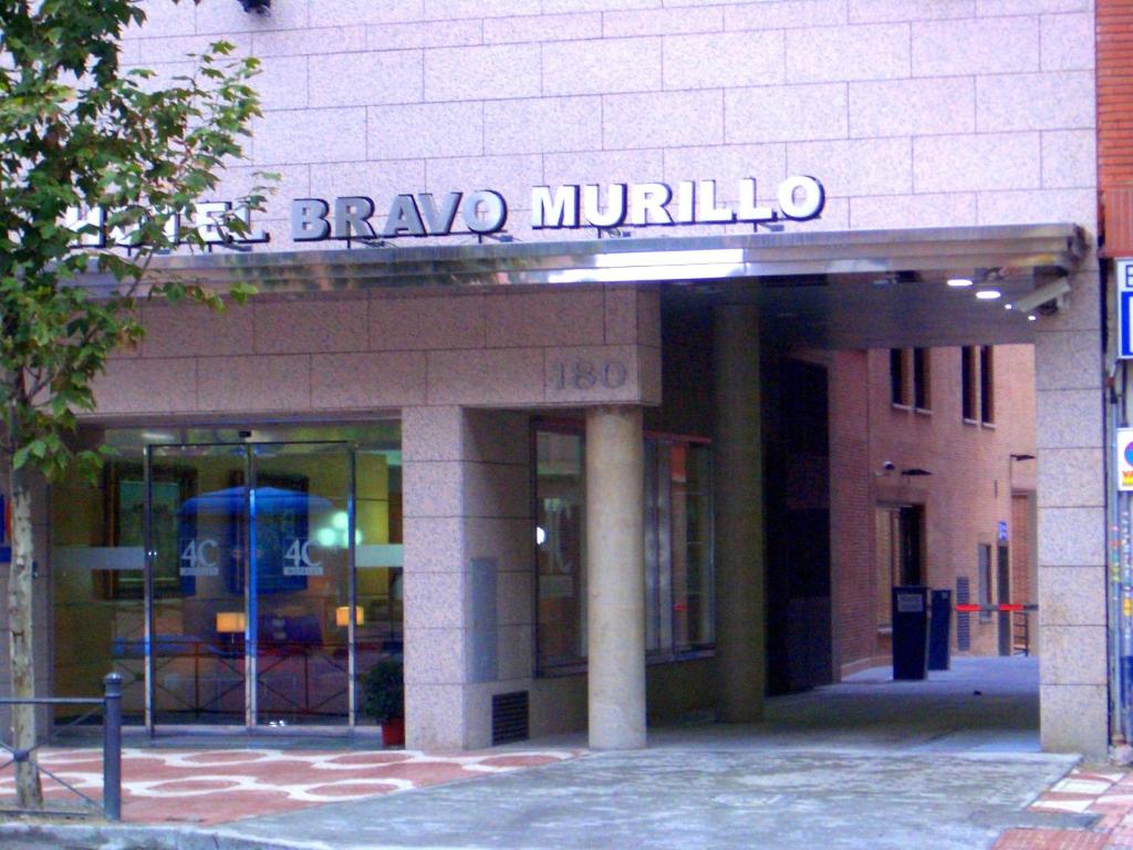 马德里布拉沃穆里略4C酒店的带有读过青紫色互感的标志的建筑物