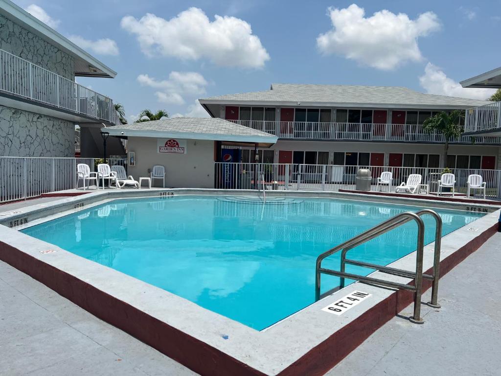霍姆斯泰德Garden Inn Homestead/Everglades/Gateway to Keys的酒店前方的大型游泳池