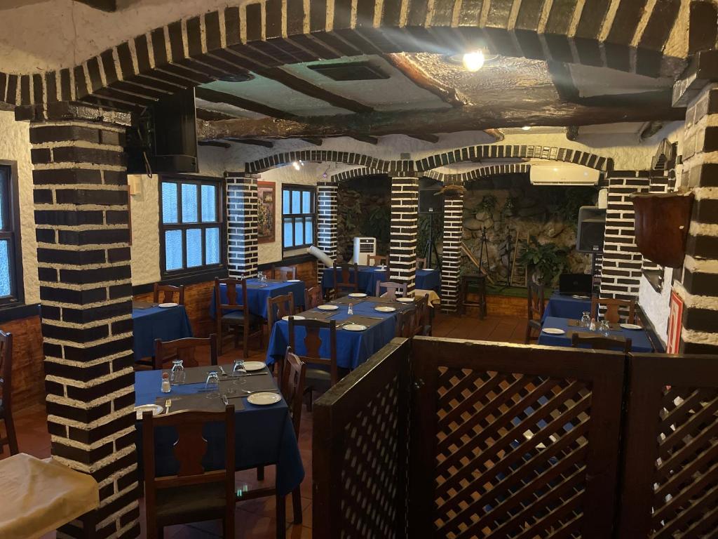 Catia La MarHotel brisas del mar 2022的一间配备有蓝色桌椅的用餐室