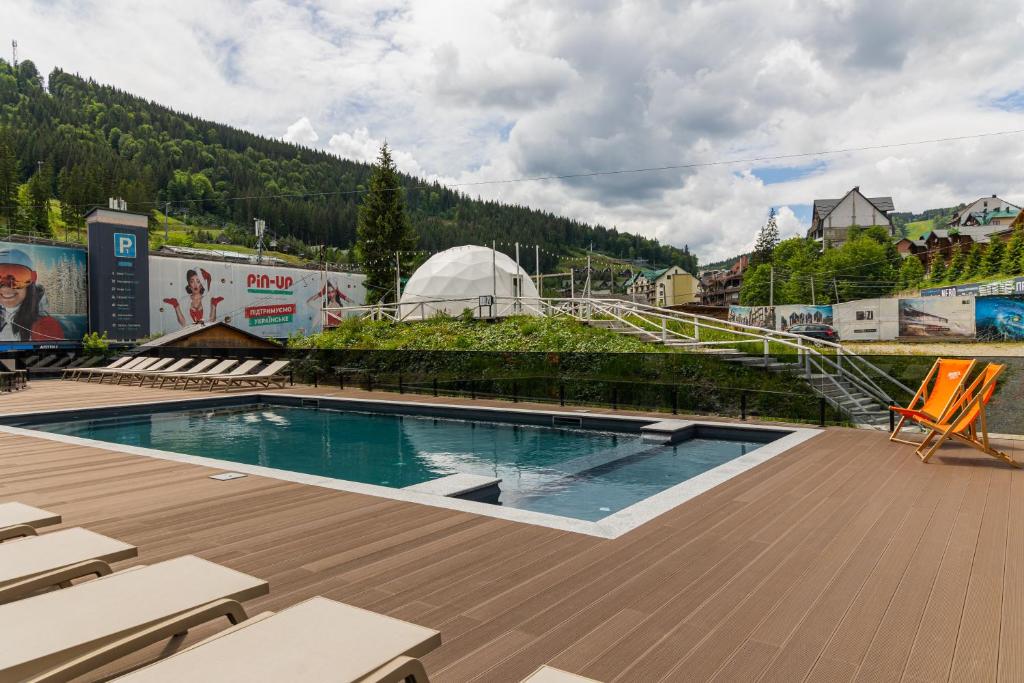 布克维Premium hotel & SPA的一座带帐篷的建筑的顶部游泳池
