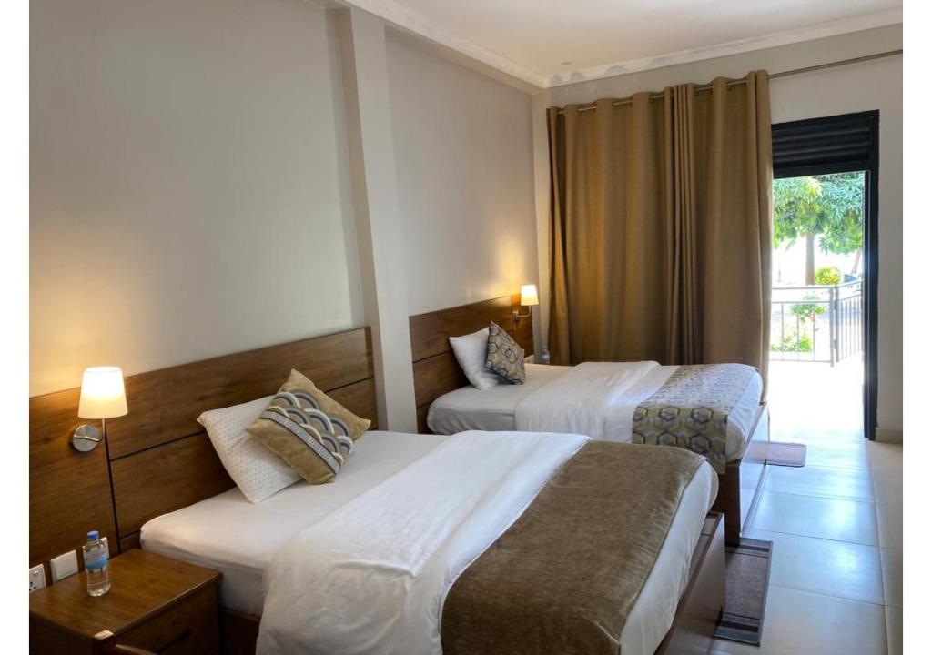 Maravilla Kivu Eco Resort的酒店客房设有两张床和窗户。