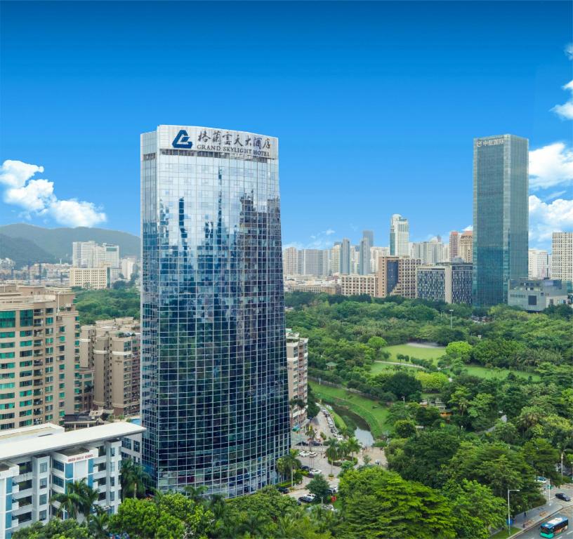 深圳深圳花园格兰云天大酒店-免费迷你吧&延迟14点离店的一座高大的建筑,上面有城市的标志