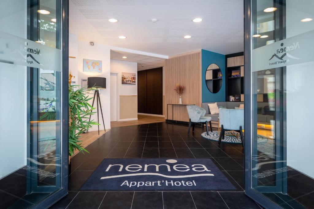 南希Nemea Appart Hotel Home Suite Nancy Centre的 ⁇ 情代理室办公室入口