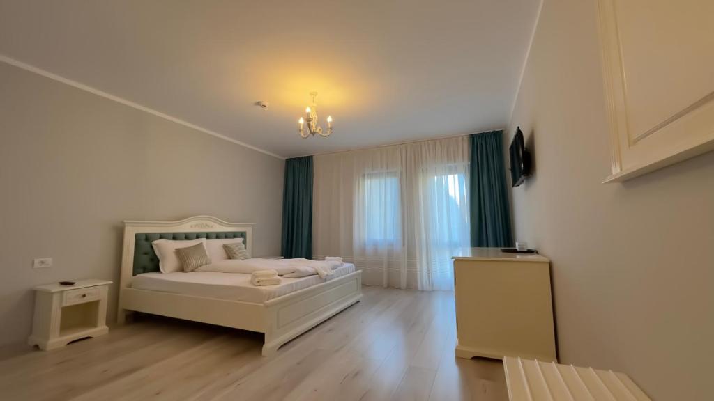 Grădiştea de MuntePerla Dacilor的卧室配有白色的床和窗户。