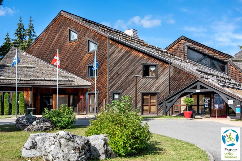 雷加霍斯达哈施莱塔瓦永乡村俱乐部度假村的前面有旗帜的大型木制建筑