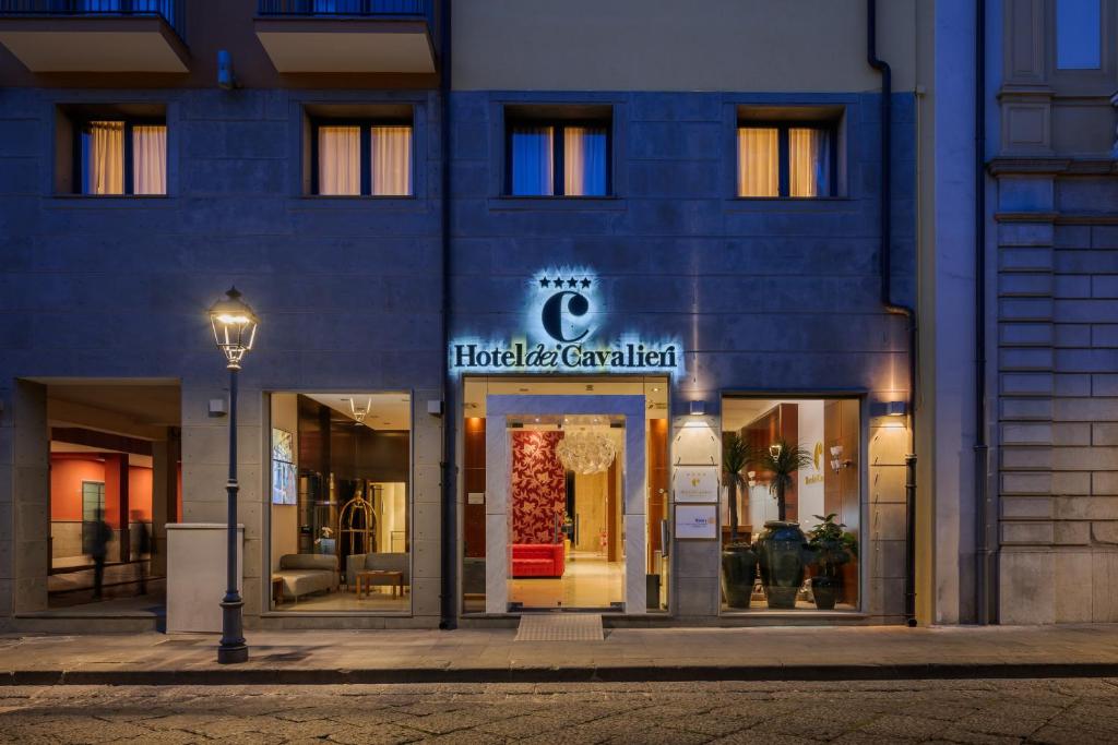 卡塞塔Hotel dei Cavalieri Caserta - La Reggia的一家酒店外墙的标志