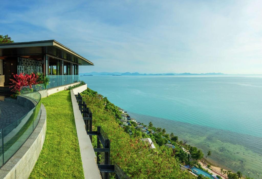 塔林甘海滩Conrad Koh Samui Residences的水岸的房子