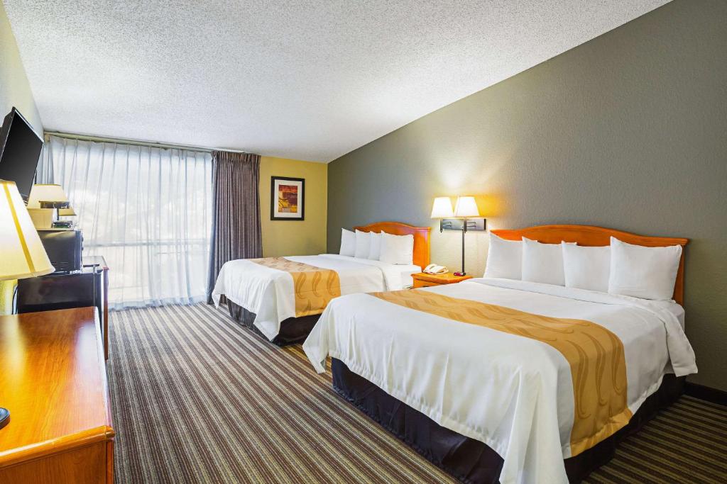 休斯顿NRG公园医疗中心优质套房酒店的酒店客房设有两张床和窗户。