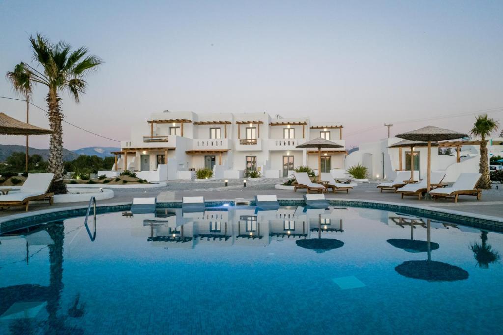 纳克索乔拉Naxos Finest Hotel & Villas的别墅前的游泳池