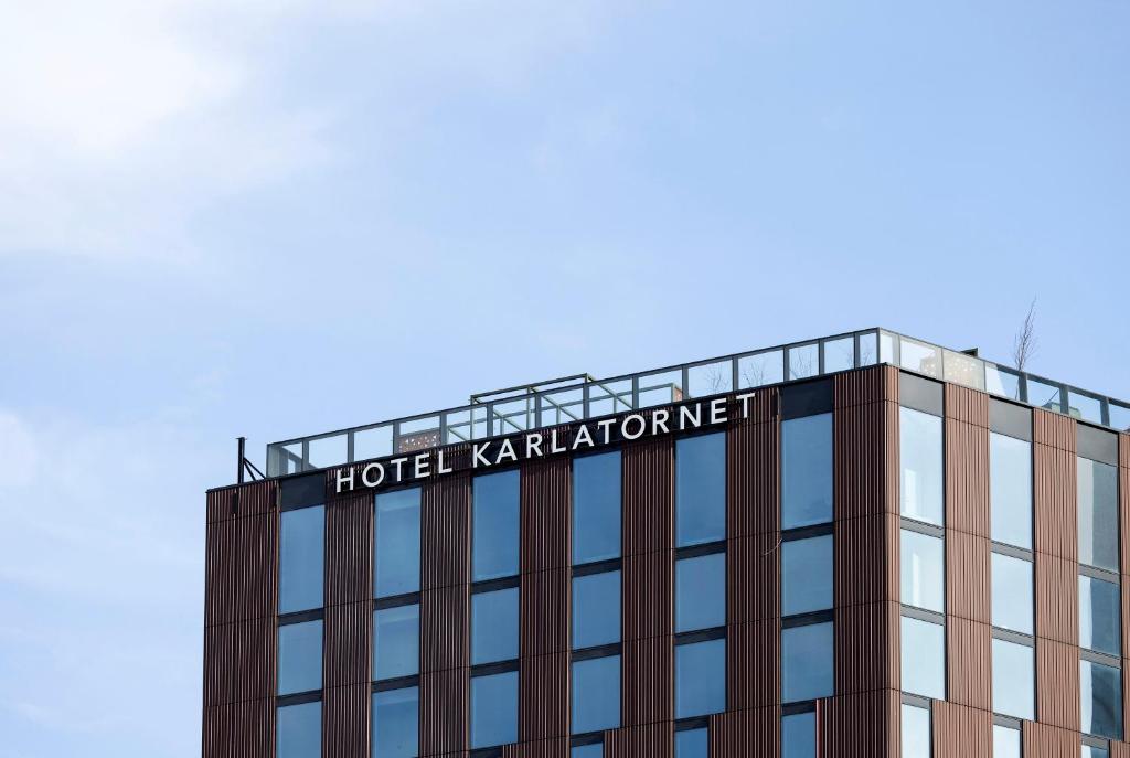 哥德堡Clarion Hotel Karlatornet的一座建筑顶部的卡拉德加瑟福德标志酒店