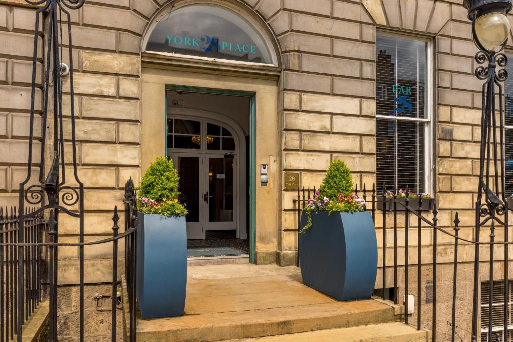 爱丁堡约克广场28号酒店的门前有两只蓝色花瓶的建筑