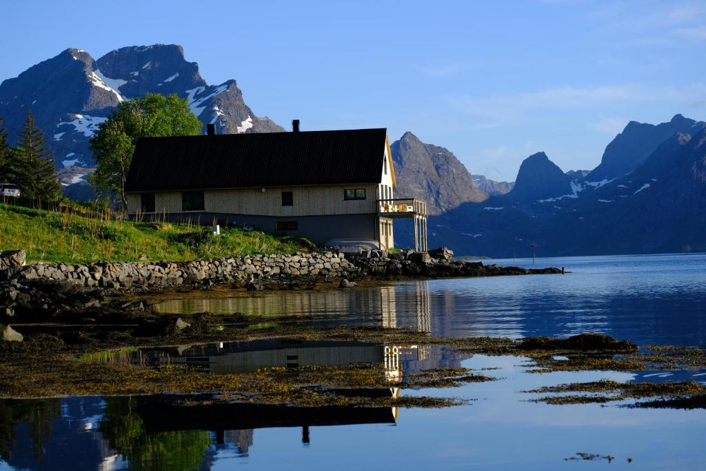 拉姆贝格Minkfarmen, Spacious seaside cabin with scenic view的水体岸边的房子