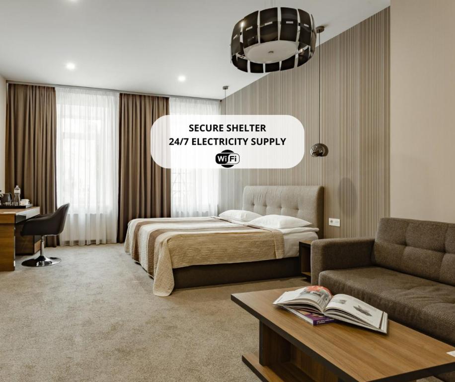 基辅赛纳特麦丹酒店的一间卧室配有一张床和一张沙发