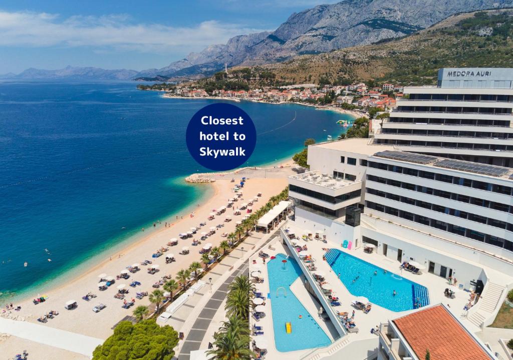 伯德古拉地中海酒店的海滩和酒店的景色,标有阅读客人