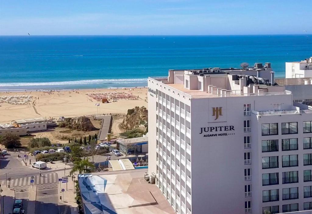 波尔蒂芒木星阿尔加维酒店的酒店享有海滩和大海的景致。