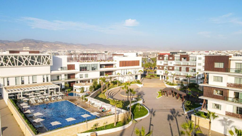 阿加迪尔Zephyr Agadir的享有城市的空中景观,设有建筑和游泳池