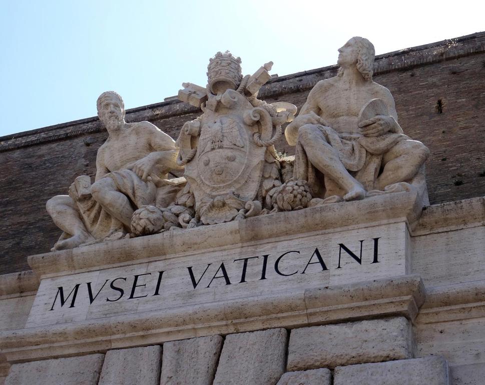 罗马Gioiello Vaticano的建筑物一侧的雕像