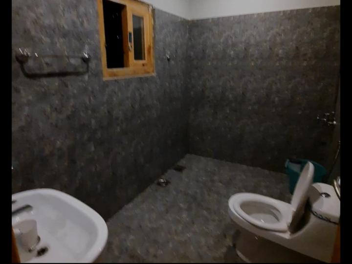 BālākotThe Kunhar Beach Cottage By Country Club Balakot的一间带卫生间和水槽的浴室