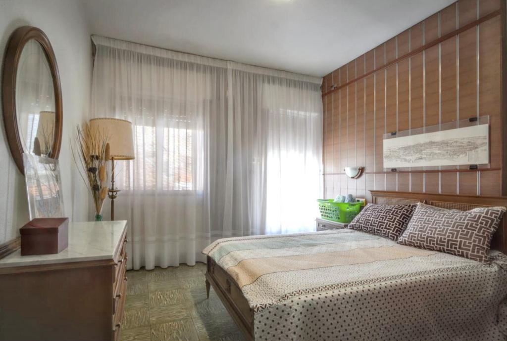 Vitigudino3 bedrooms villa with private pool furnished terrace and wifi at Vitigudino的一间卧室配有一张大床和镜子