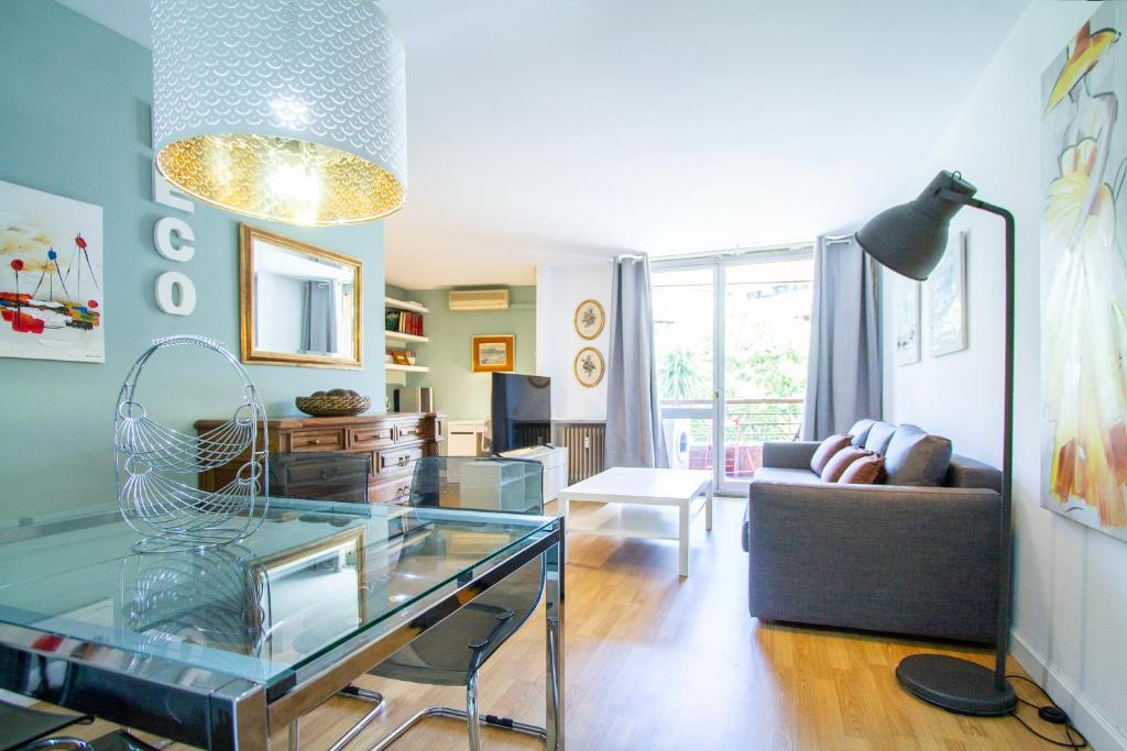 马德里托斯卡德科公寓的客厅配有玻璃桌和沙发