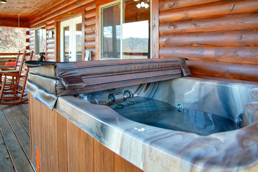 加特林堡Cabin In The Smokeys的小木屋里的按摩浴缸