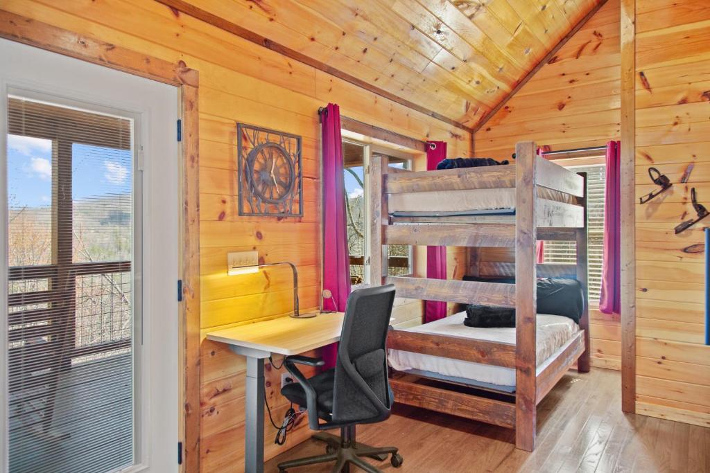 Cabin In The Smokeys客房内的一张或多张床位
