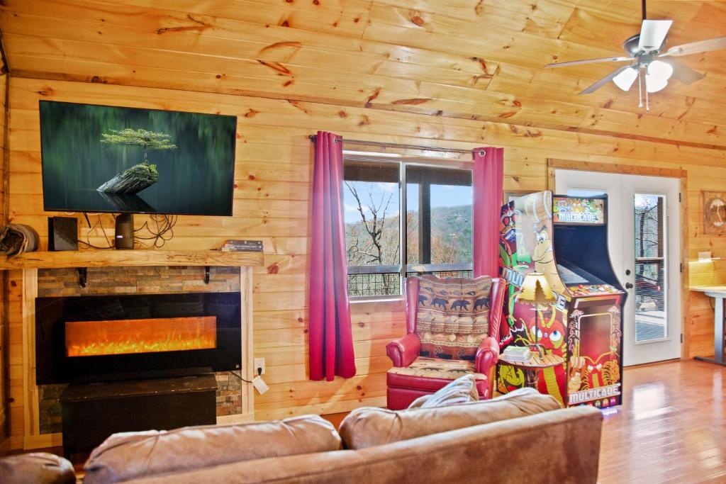 加特林堡Cabin In The Smokeys的带沙发和壁炉的客厅