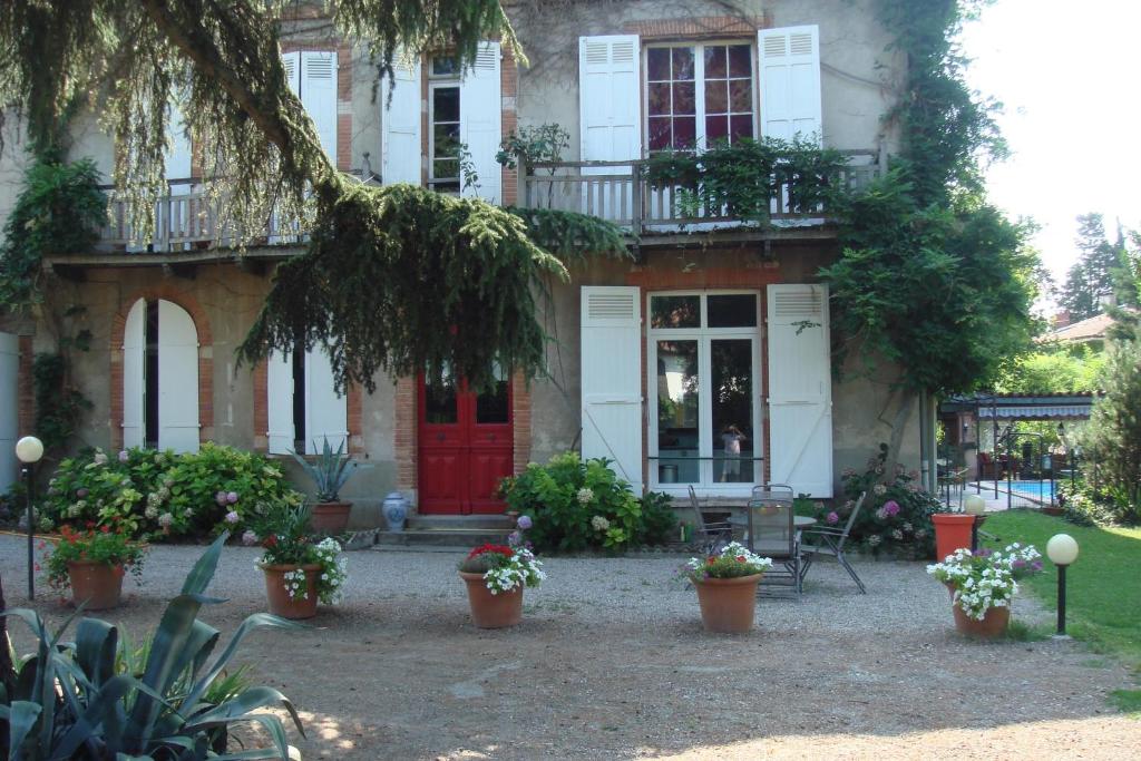 图卢兹运河别墅住宿加早餐旅馆的红门和盆栽植物的房子