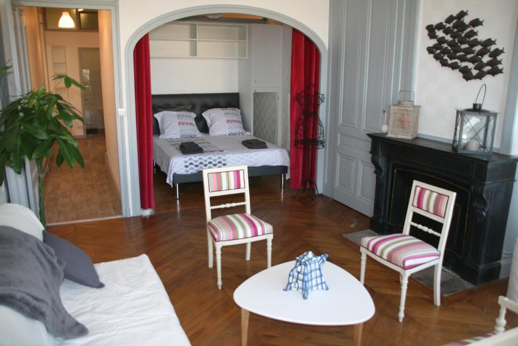 里昂切斯莫公寓的客厅设有床、椅子和壁炉