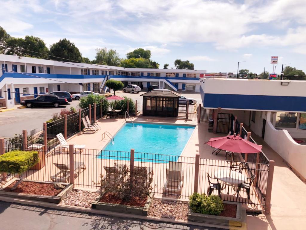 卡农城Motel 6-Canon City, CO 719-458-1216的享有酒店游泳池的顶部景色