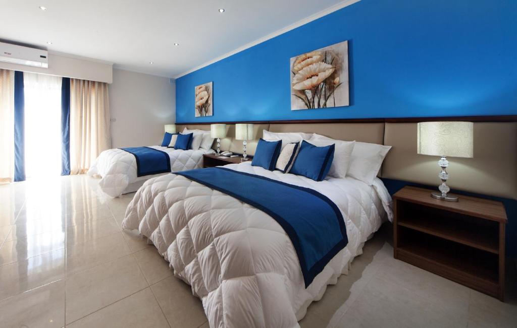 马尔萨什洛克伯特威旅馆的蓝色墙壁的酒店客房内的两张床