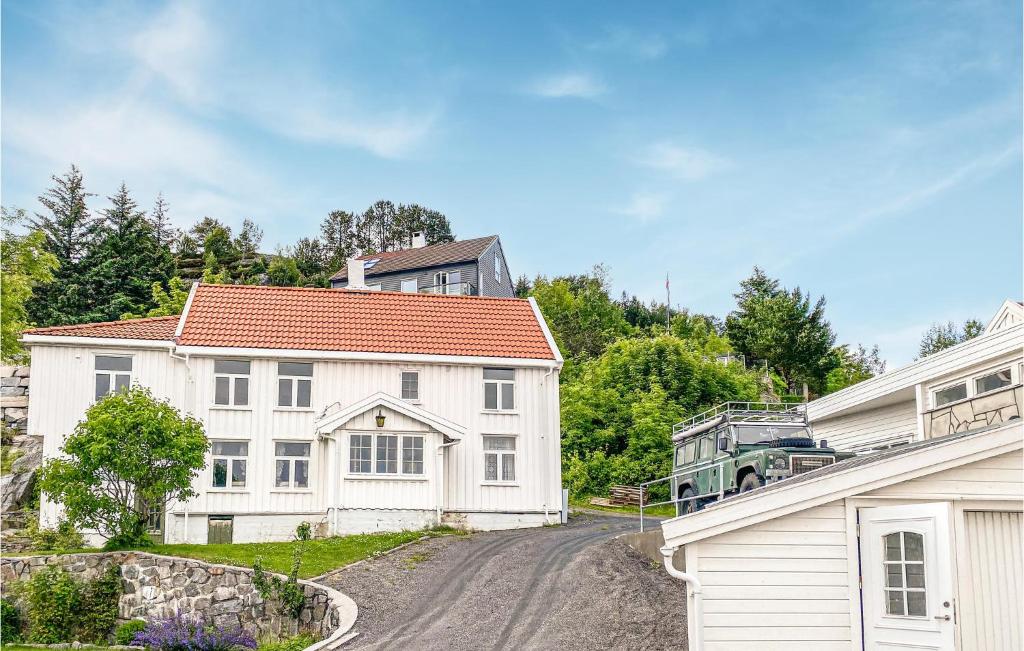 克里斯蒂安桑德Awesome Home In Kristiansund With House Sea View的一辆停在路边的卡车的白色房子