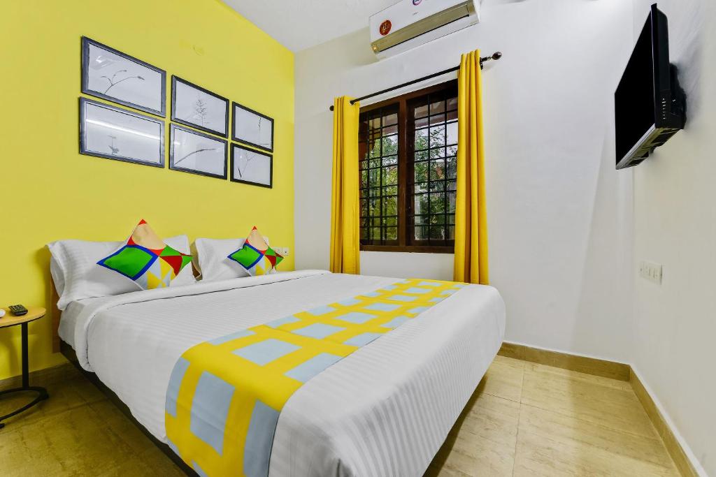 钦奈OYO Home G-cloud Near Thirumangalam Metro Station的一间卧室配有一张大床和电视