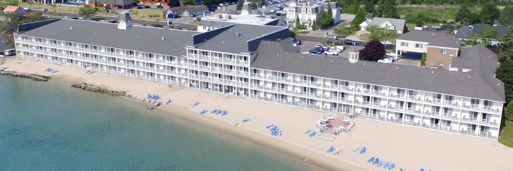 麦基诺城汉密尔顿精选海滨汽车旅馆的海滩上酒店空中景色