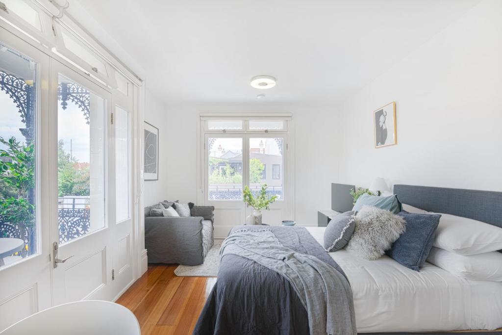 悉尼Not your usual studio apartment的白色的客房配有床和沙发