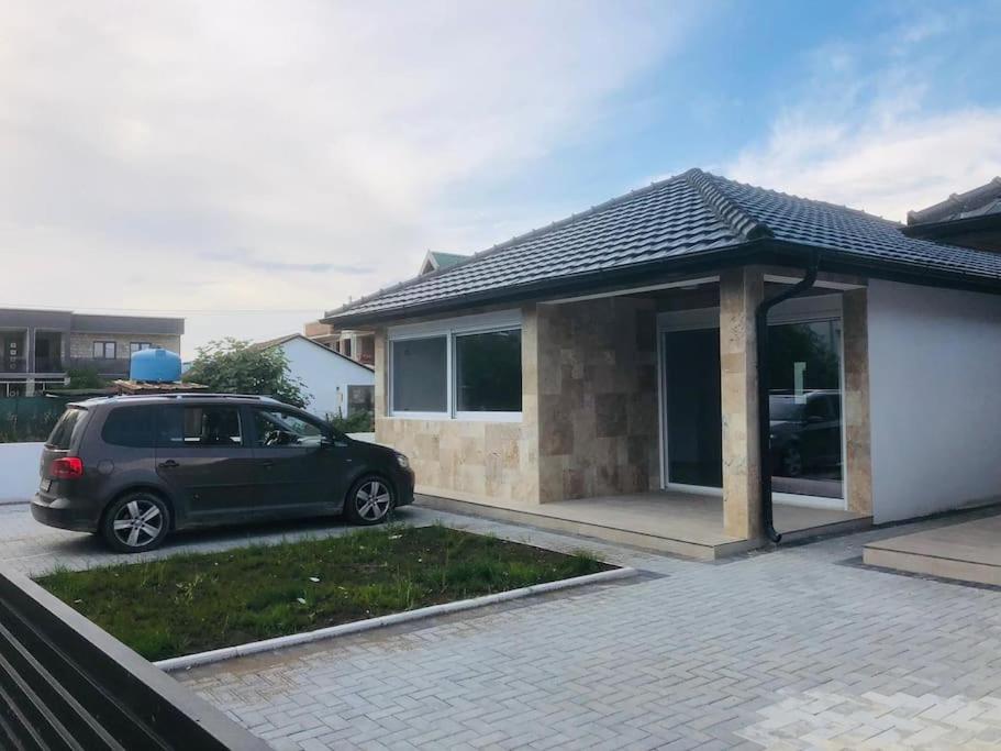 东吉托伊Bungalow Cleo的停在房子前面的汽车