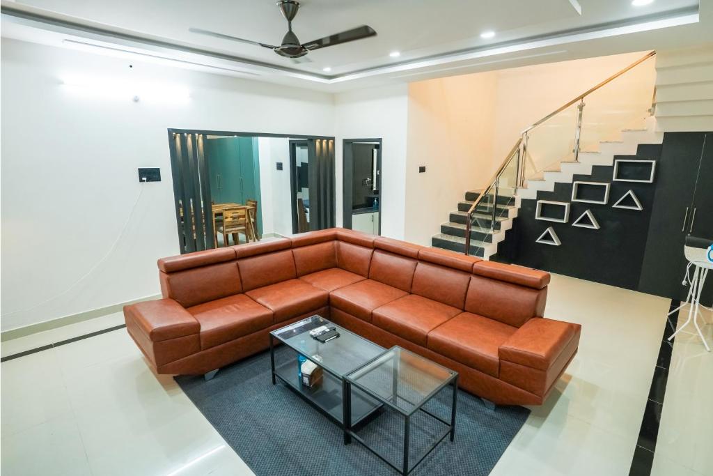 海得拉巴N Cube Serviced Apartments的楼梯间里棕色的皮沙发